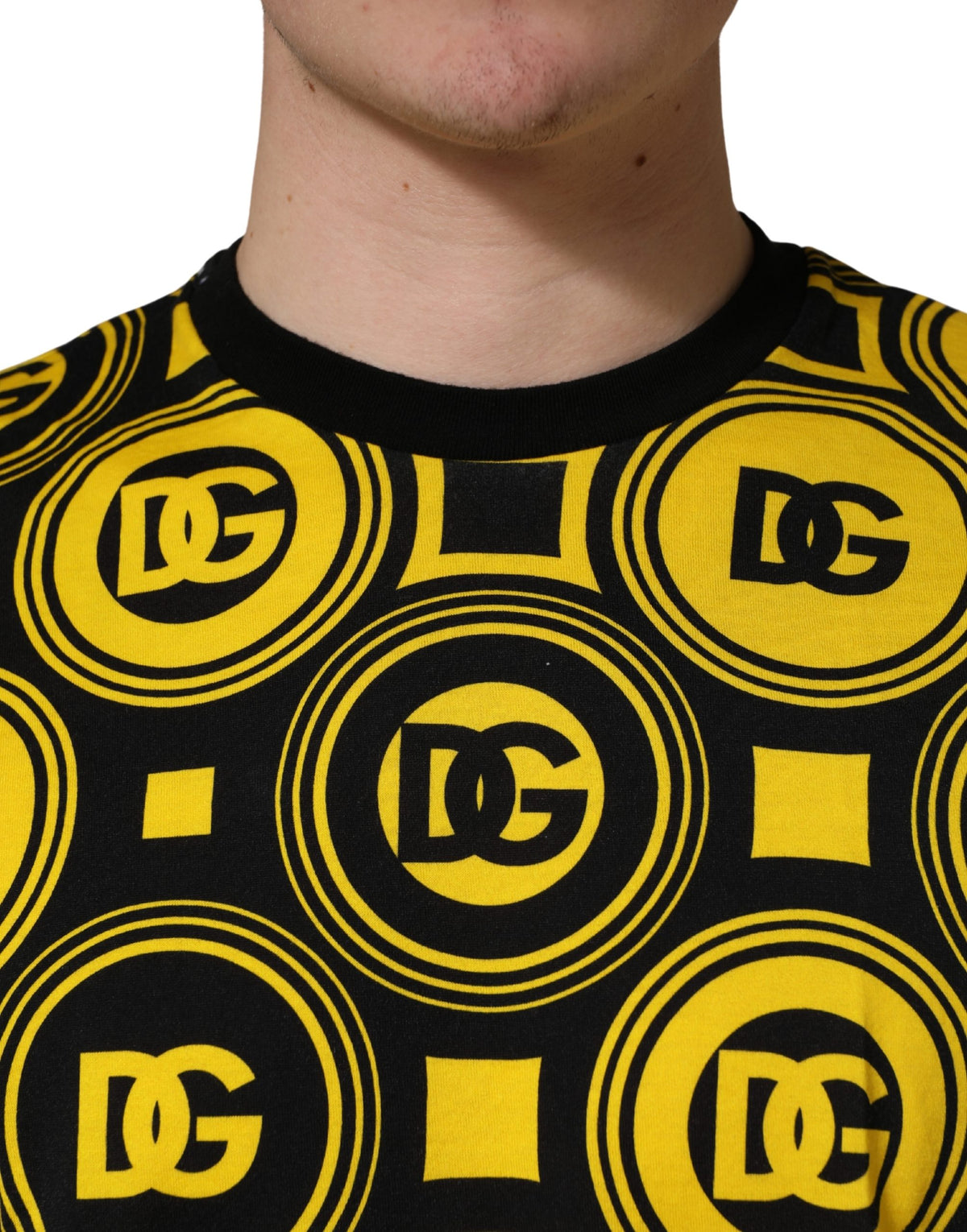 Invicta T-shirt géométrique jaune et noir avec logo