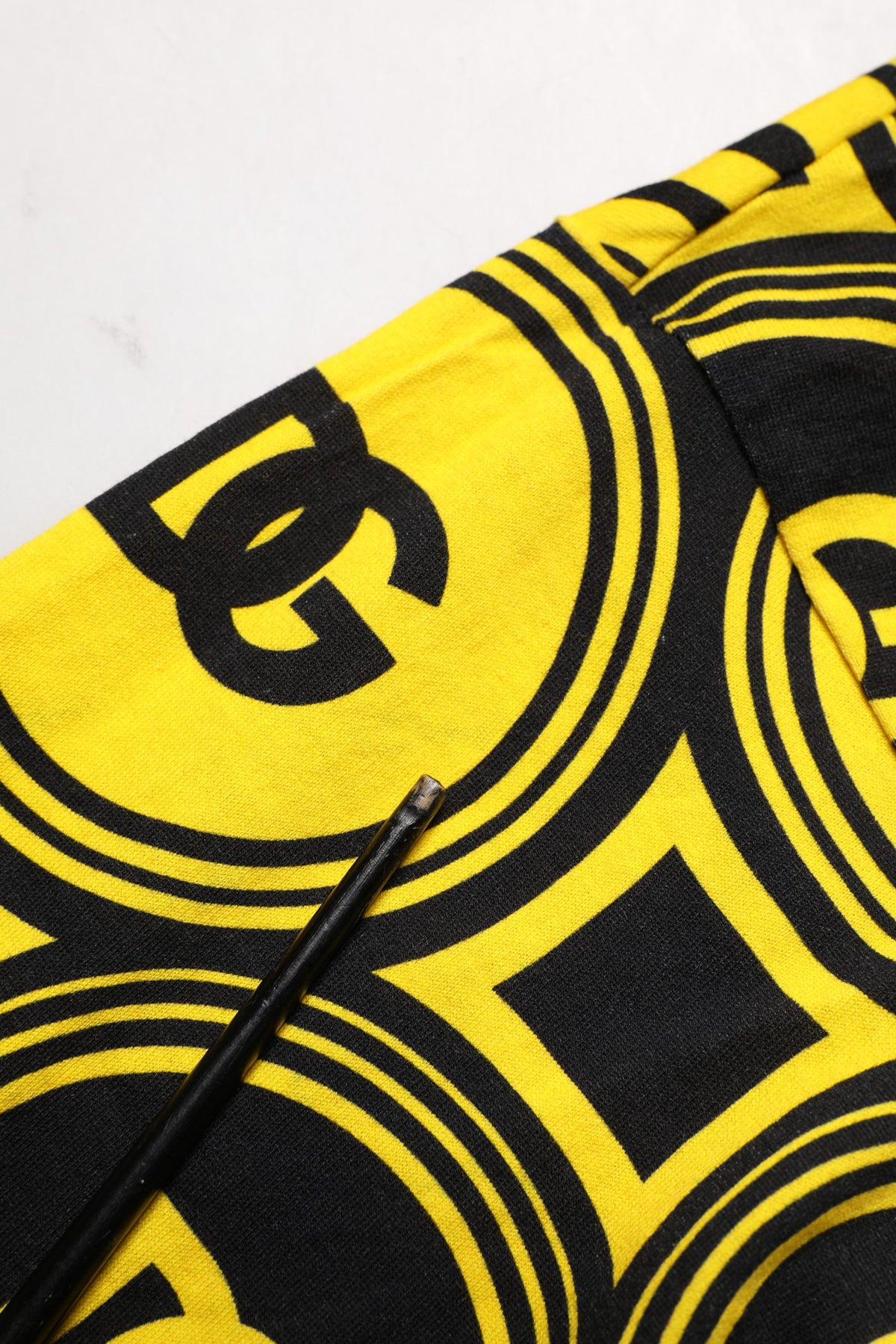 Invicta T-shirt géométrique jaune et noir avec logo