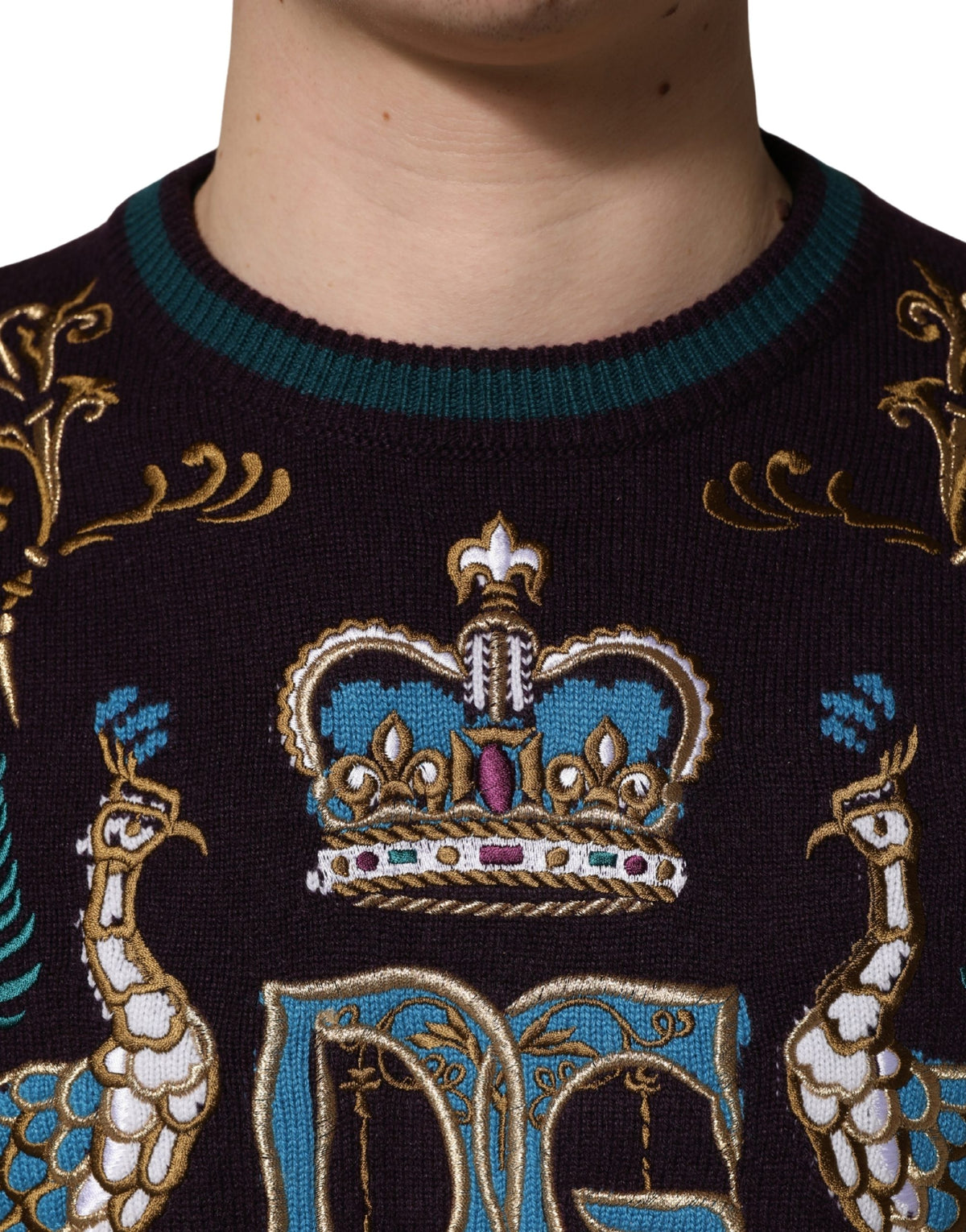 Pull Dolce & Gabbana en cachemire bordeaux brodé d'une couronne