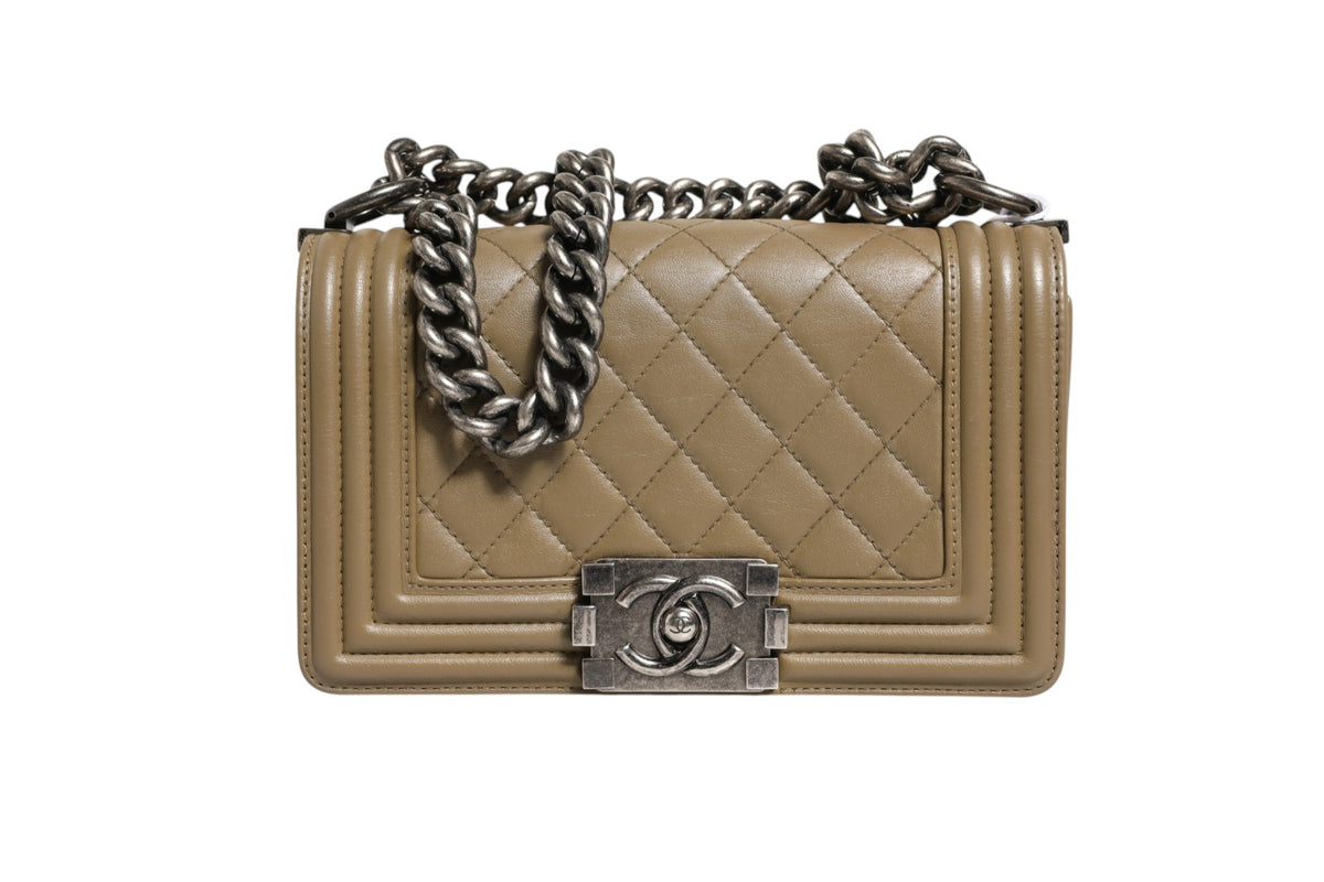 Chanel Boy Bag en Olive - Élégance intemporelle