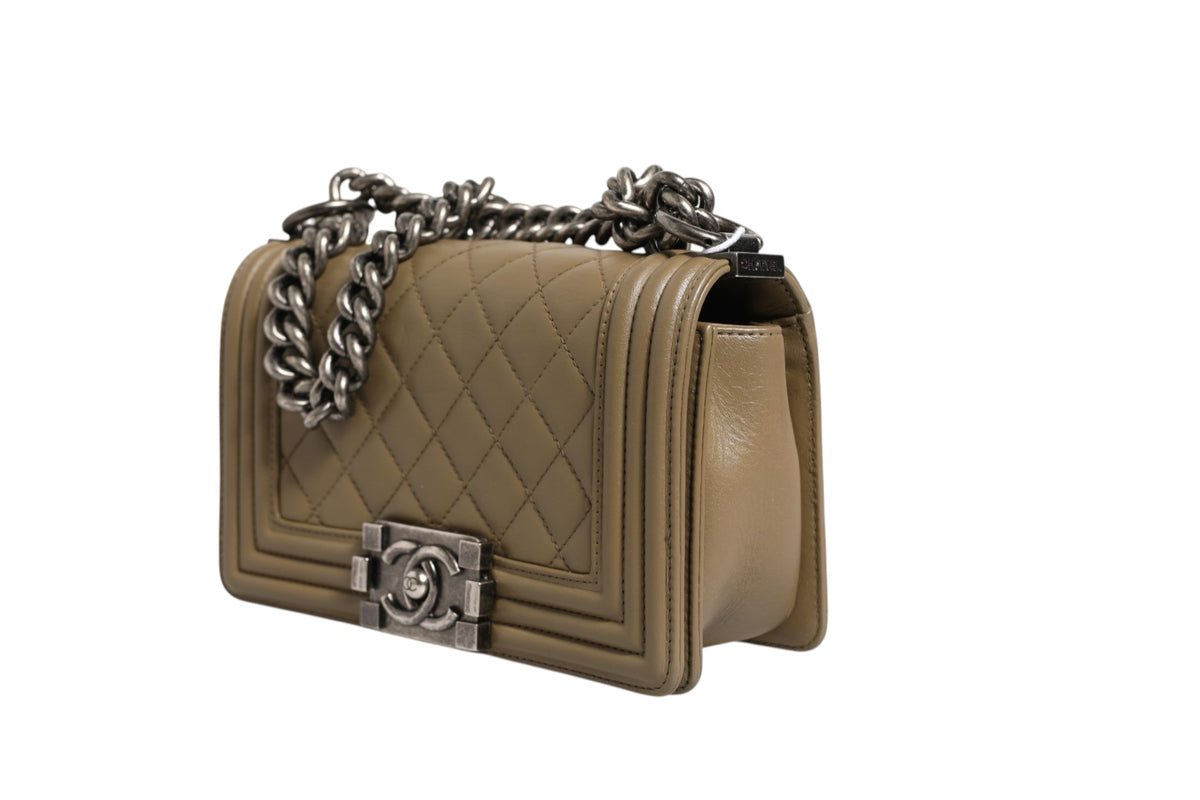 Chanel Boy Bag en Olive - Élégance intemporelle