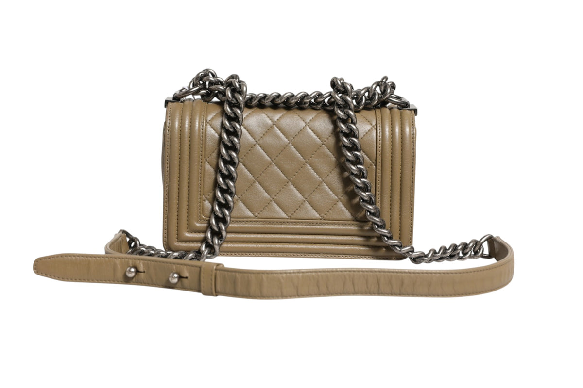 Chanel Boy Bag en Olive - Élégance intemporelle