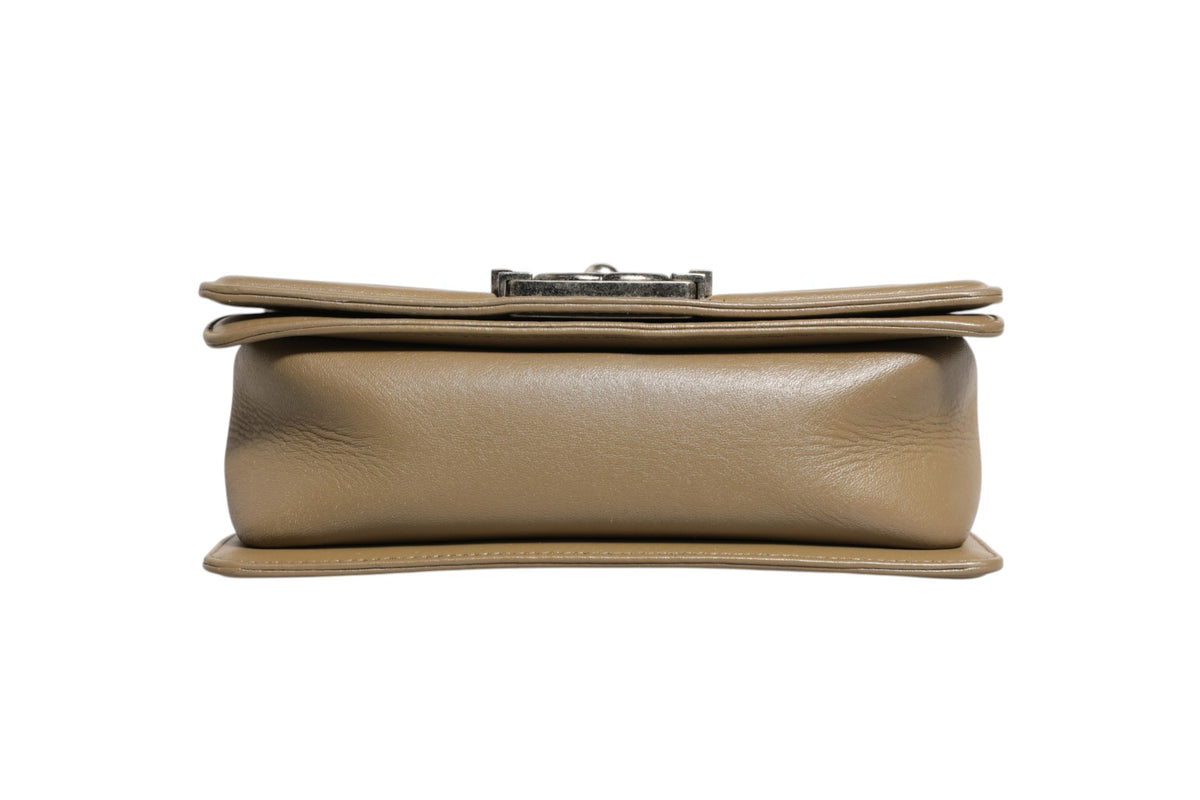 Chanel Boy Bag en Olive - Élégance intemporelle