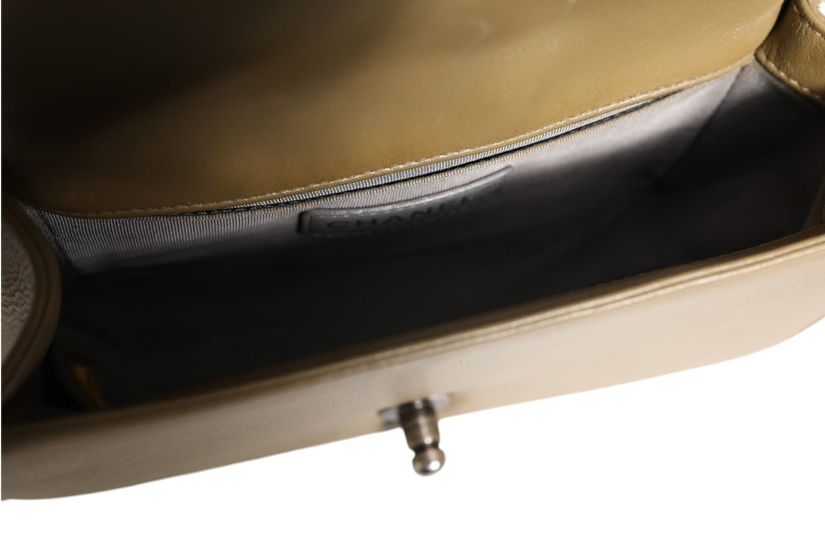 Chanel Boy Bag en Olive - Élégance intemporelle