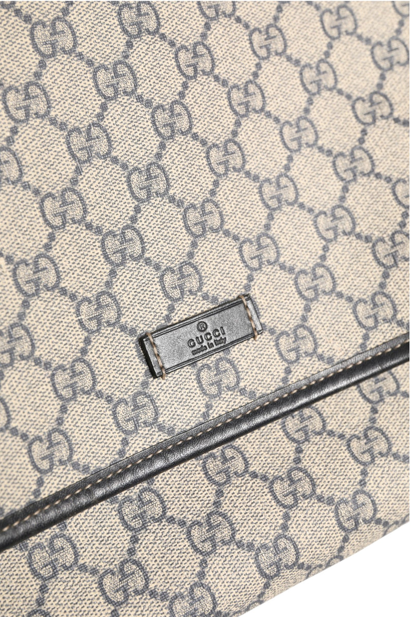 Gucci GG Supreme Messenger Bag - Élégance et Praticité