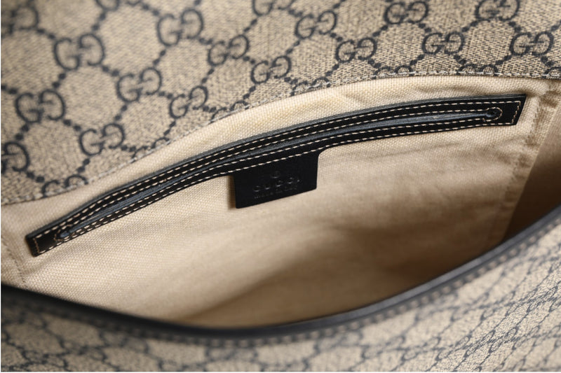 Gucci GG Supreme Messenger Bag - Élégance et Praticité
