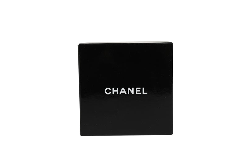 Broche Fleur Blanche Chanel - Élégance et Raffinement