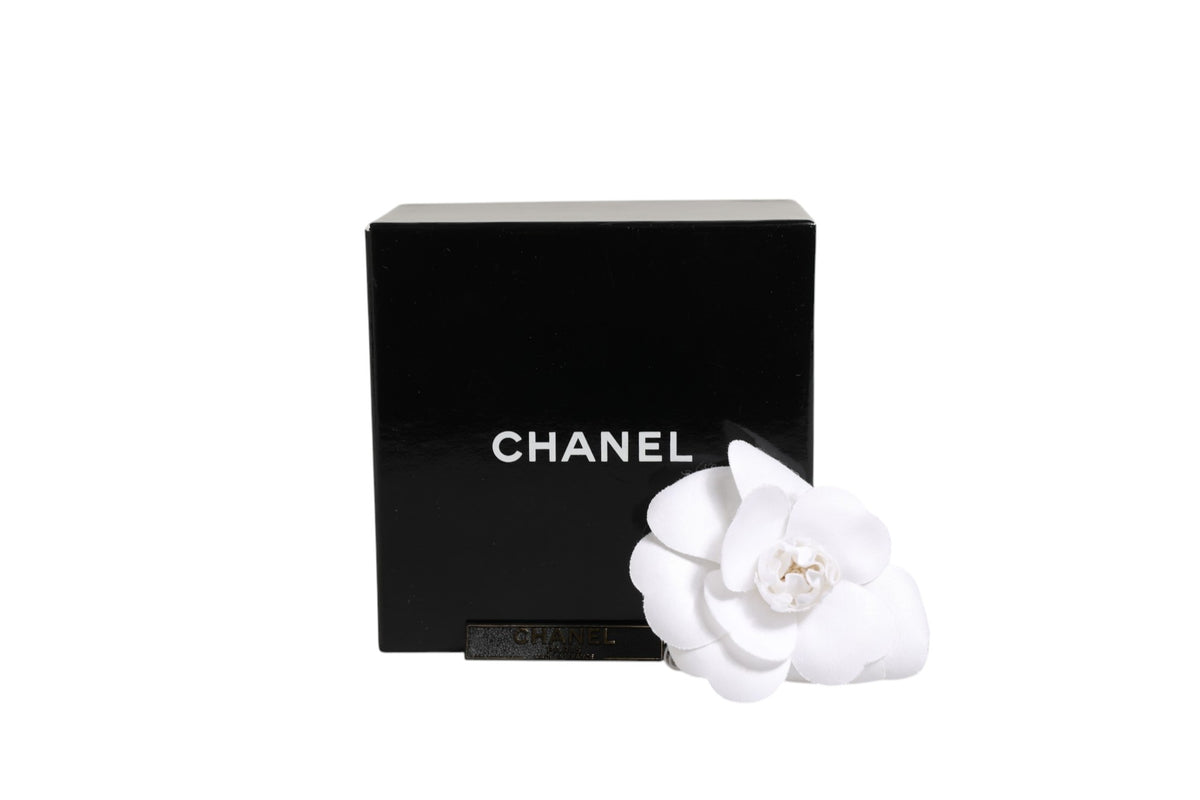 Broche Fleur Blanche Chanel - Élégance et Raffinement