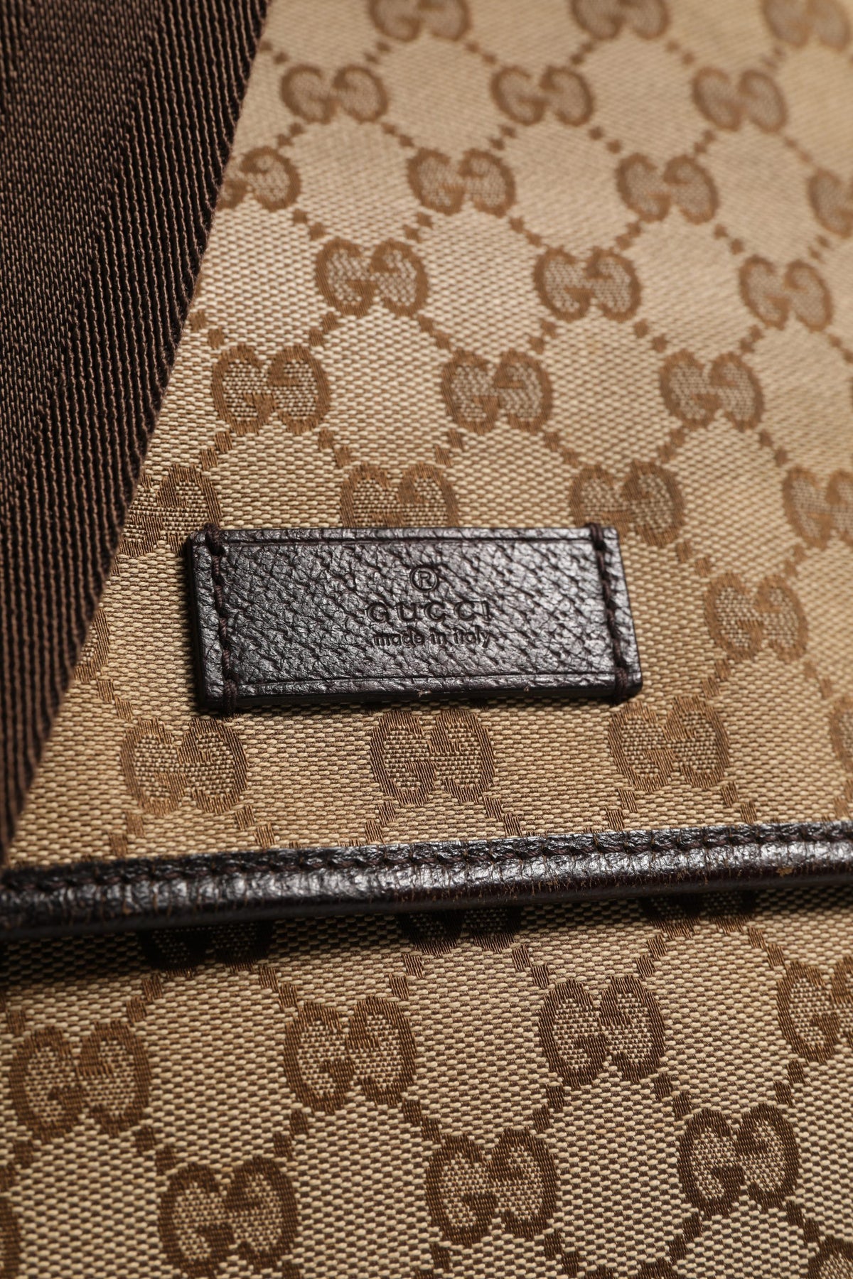 Gucci GG Canvas Flap Messenger Bag - Élégance et Praticité