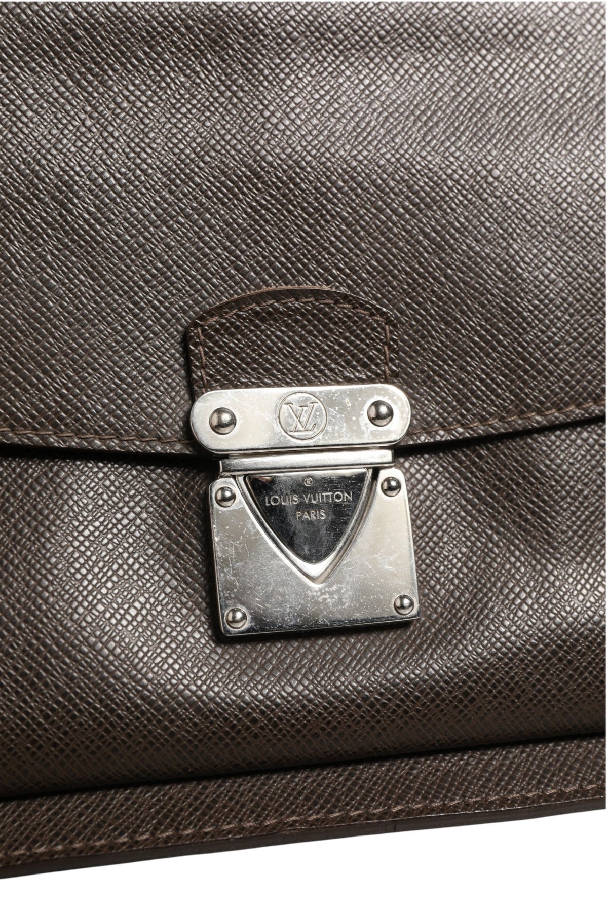 Louis Vuitton Belaia Clutch en Cuir Taiga