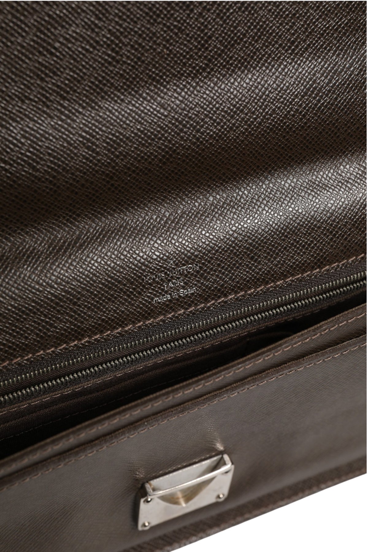 Louis Vuitton Belaia Clutch en Cuir Taiga