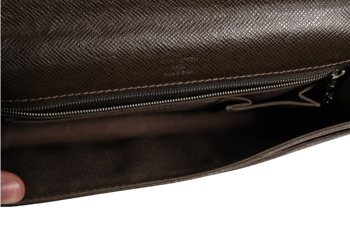 Louis Vuitton Belaia Clutch en Cuir Taiga