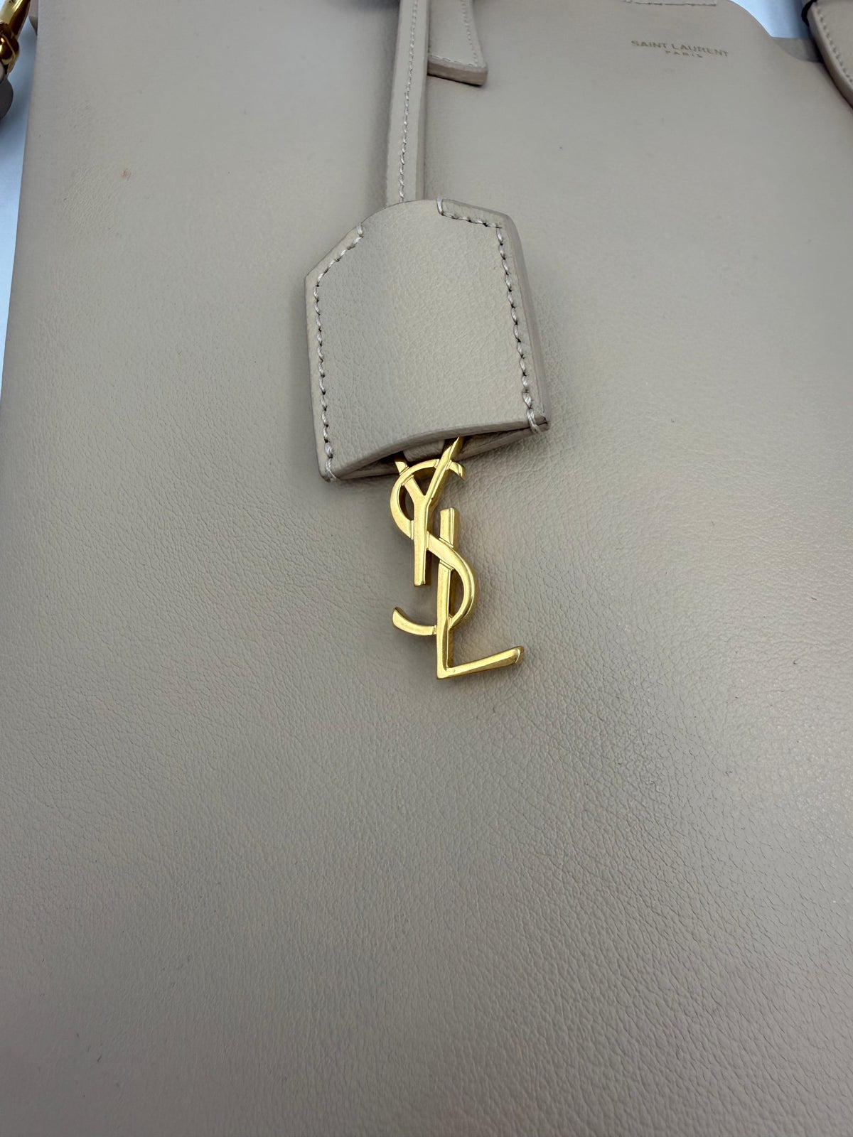 Saint Laurent SAINT LAURENT SHOPPING Beige Bag - Élégance Intemporelle