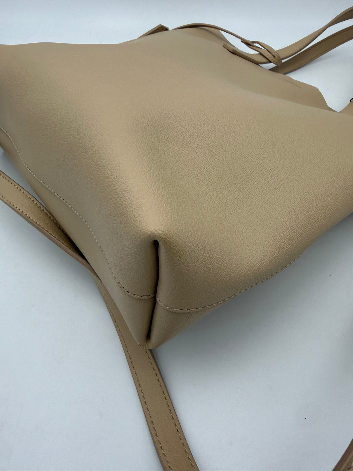 Saint Laurent SAINT LAURENT SHOPPING Beige Bag - Élégance Intemporelle