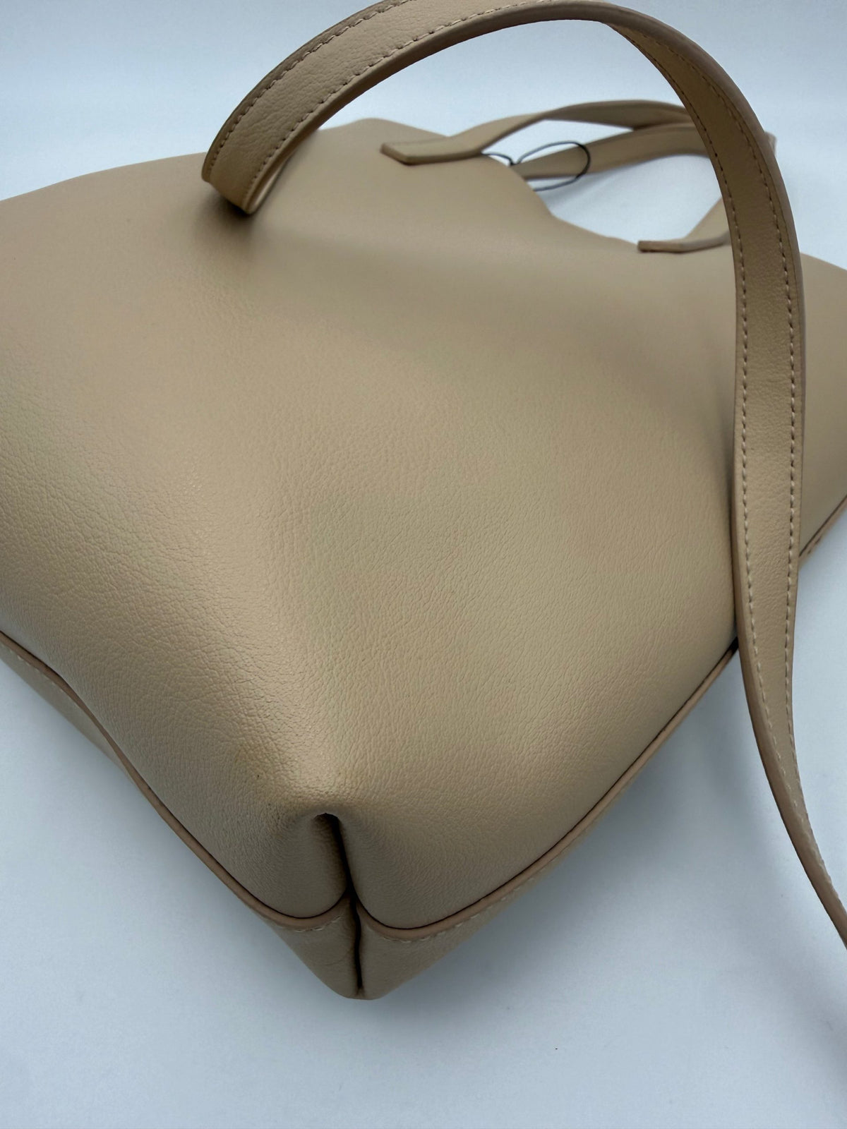 Saint Laurent SAINT LAURENT SHOPPING Beige Bag - Élégance Intemporelle