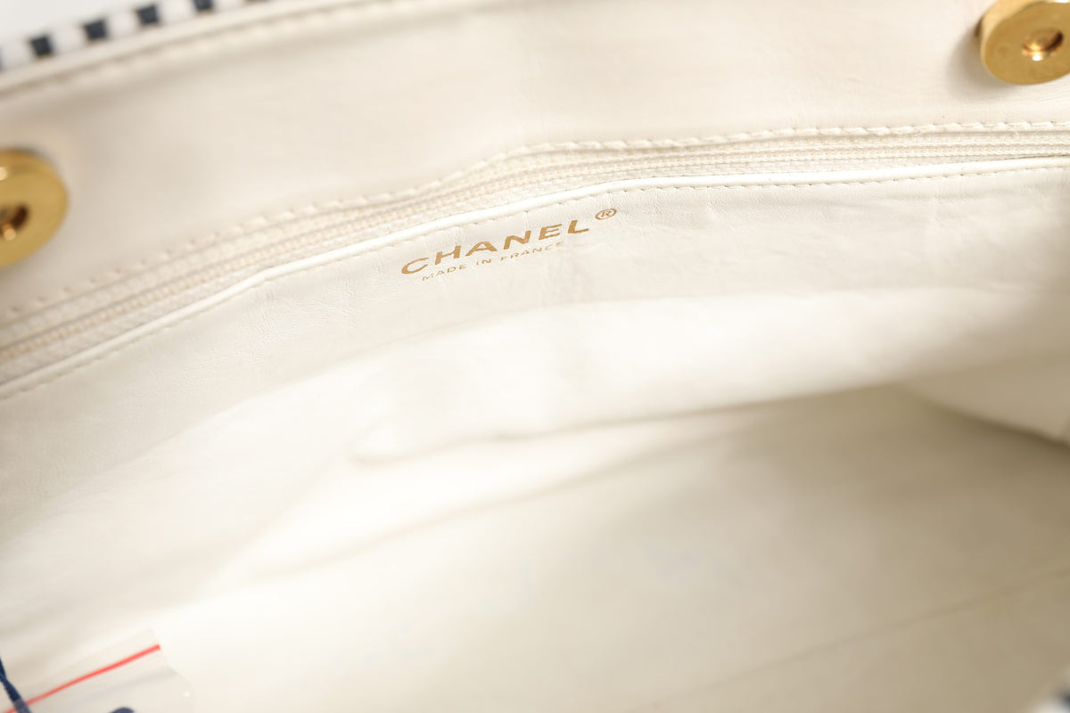 Chanel Mini Sac 22 Matelassé en Cuir de Veau Brillant Blanc 1792563