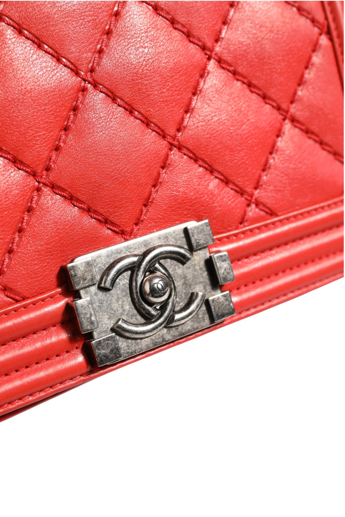 Sac Boy Chanel New Medium en cuir de veau matelassé losanges rouge
