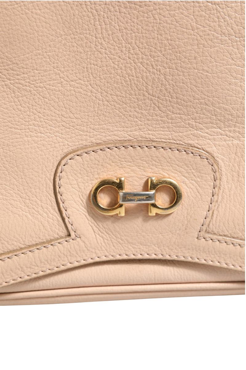 Salvatore Ferragamo Gancini Shoulder Bag en Rose Poudré