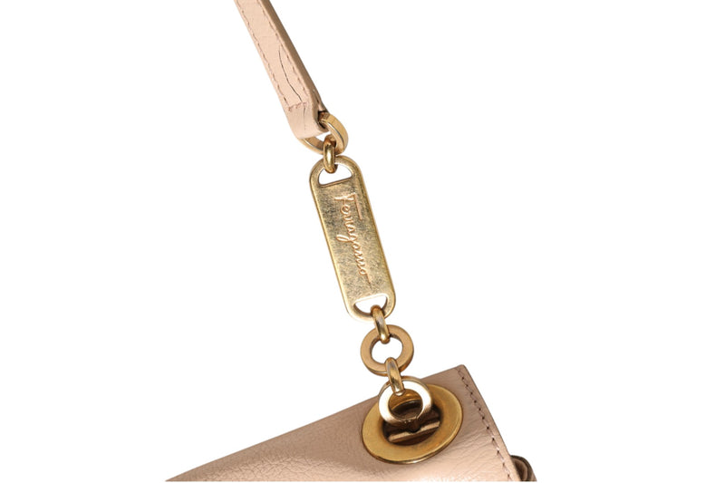 Salvatore Ferragamo Gancini Shoulder Bag en Rose Poudré