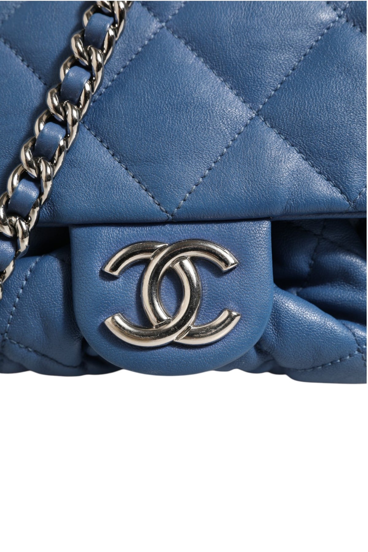 Chanel Chain Around Flap Bag - Élégance intemporelle en bleu