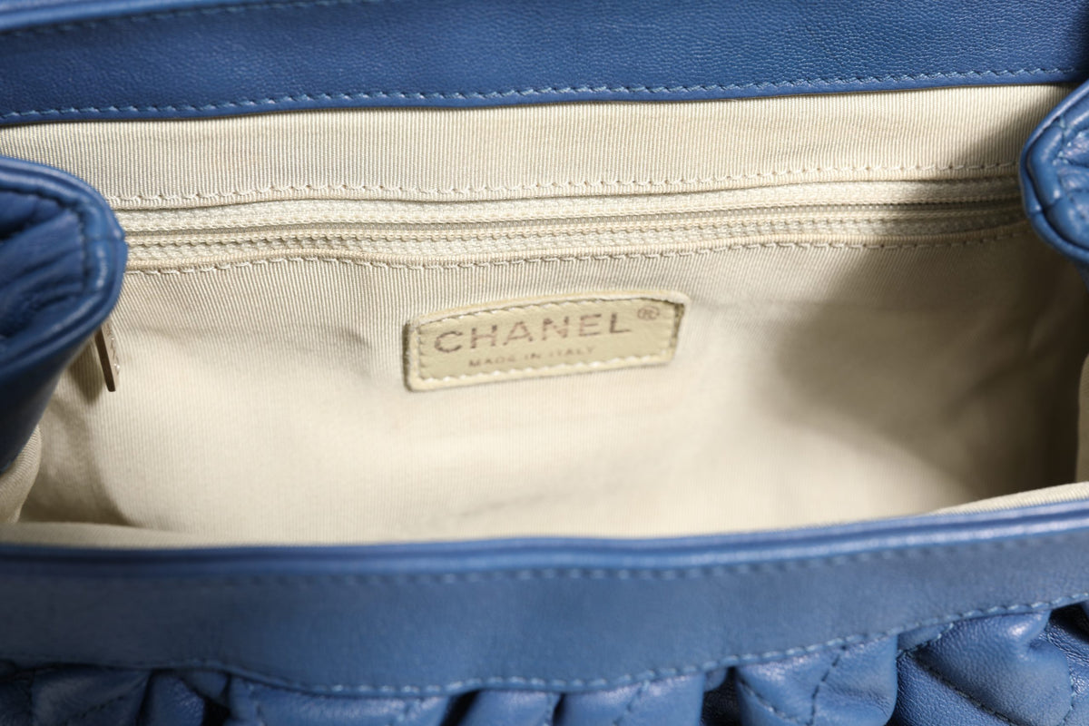 Chanel Chain Around Flap Bag - Élégance intemporelle en bleu