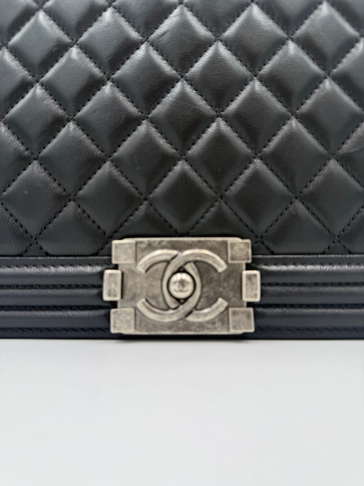 Chanel Bicolor Leather Handbag - Élégance Intemporelle