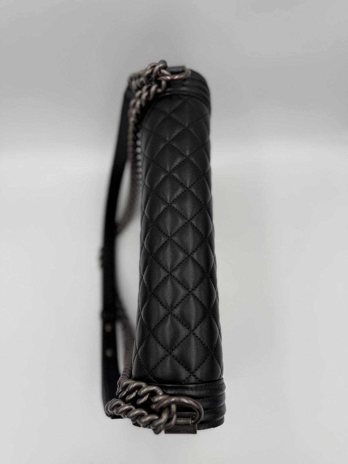 Chanel Bicolor Leather Handbag - Élégance Intemporelle