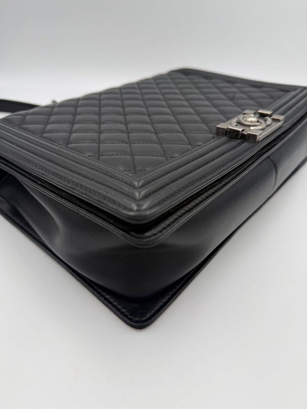 Chanel Bicolor Leather Handbag - Élégance Intemporelle