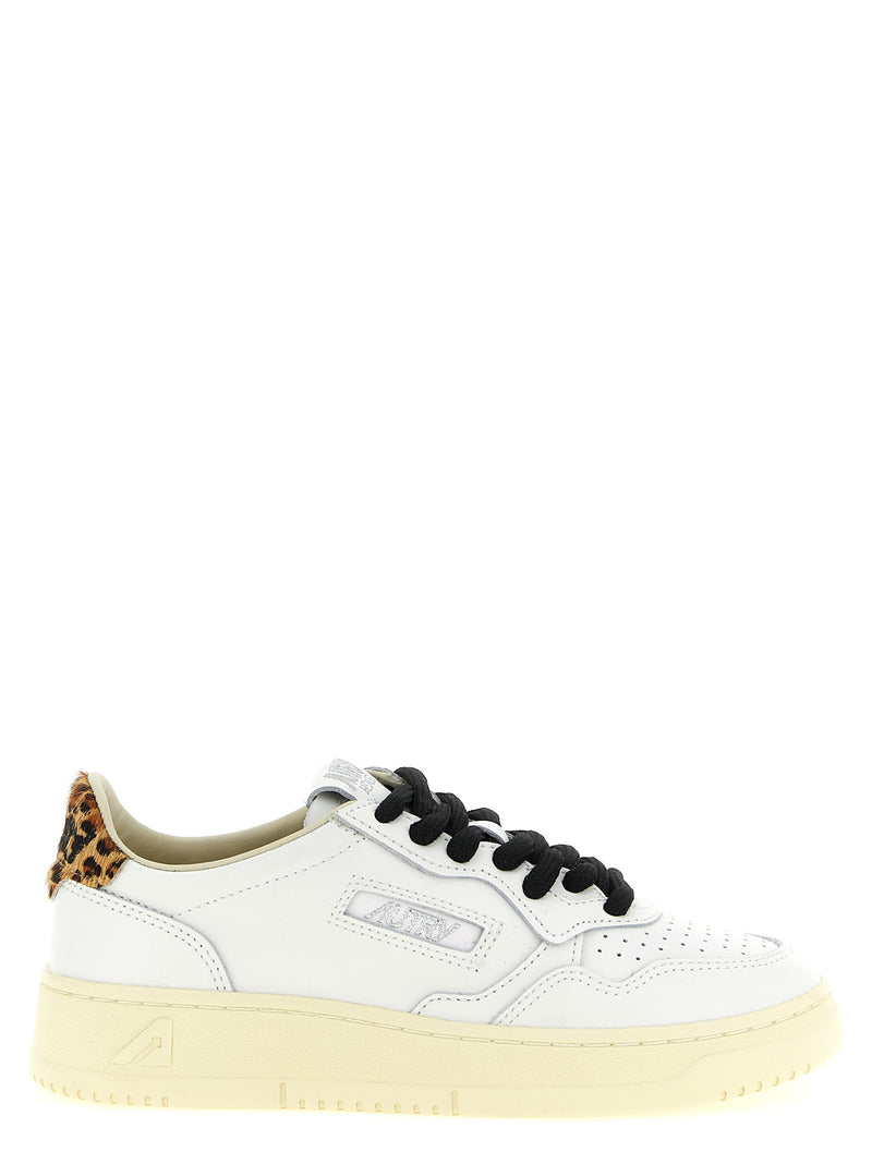 Baskets basses Autry en cuir de vachette marron