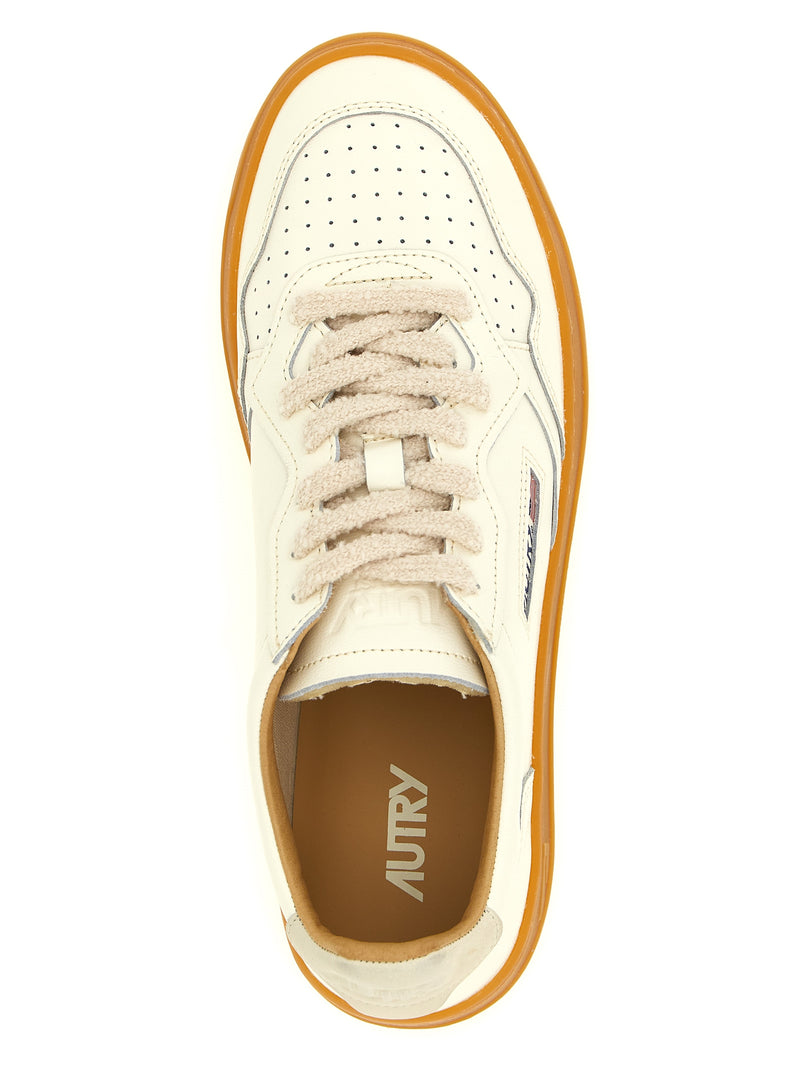 Baskets basses Autry en cuir de vachette beige