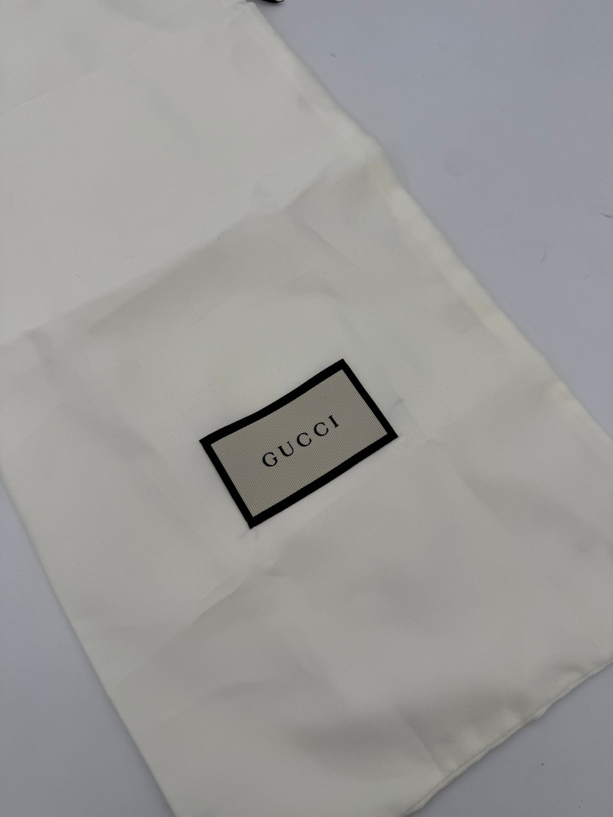 Portefeuille zippé Gucci GUCCI noir avec logo estampé sur le devant