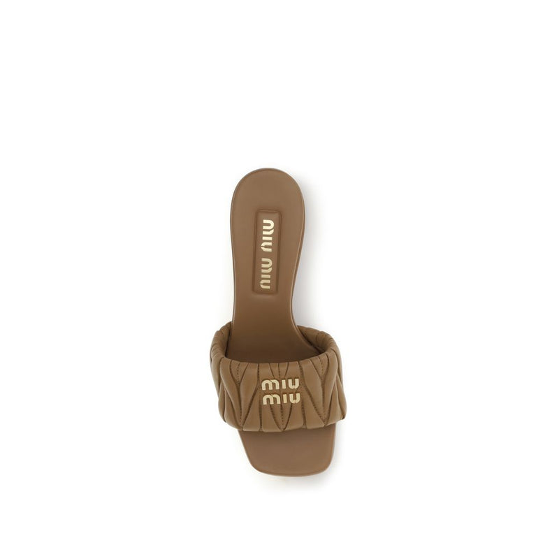 Sandales compensées Miu Miu en agneau Ovis Aries beige