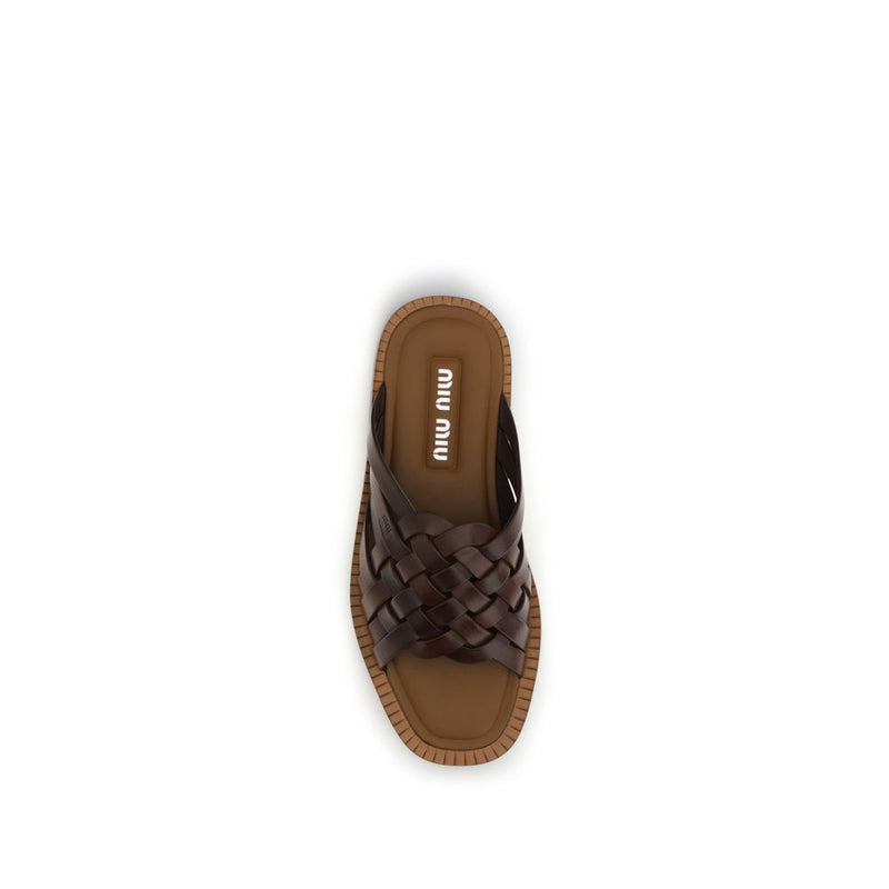 Sandales plates Miu Miu en cuir de veau marron Bos Taurus