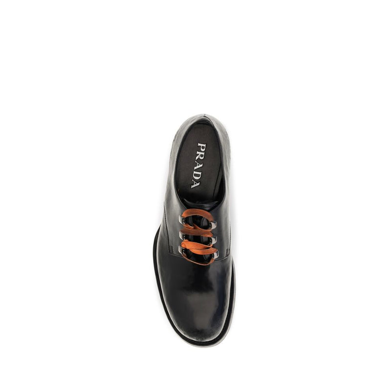 Prada Chaussures basses en cuir de veau noir Bos Taurus
