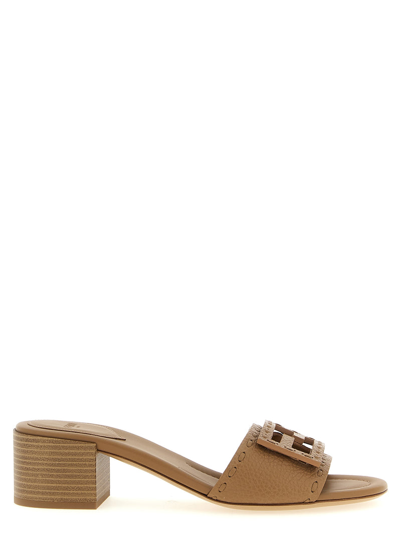 Sandales plates Fendi en cuir de veau beige