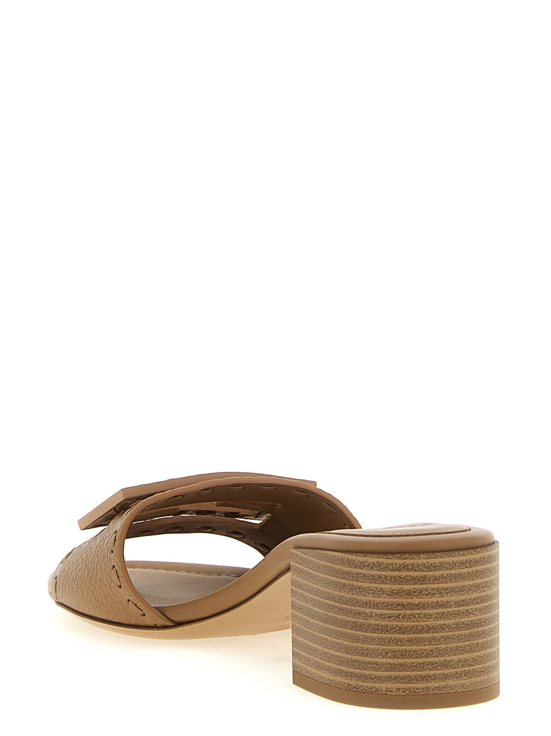 Sandales plates Fendi en cuir de veau beige