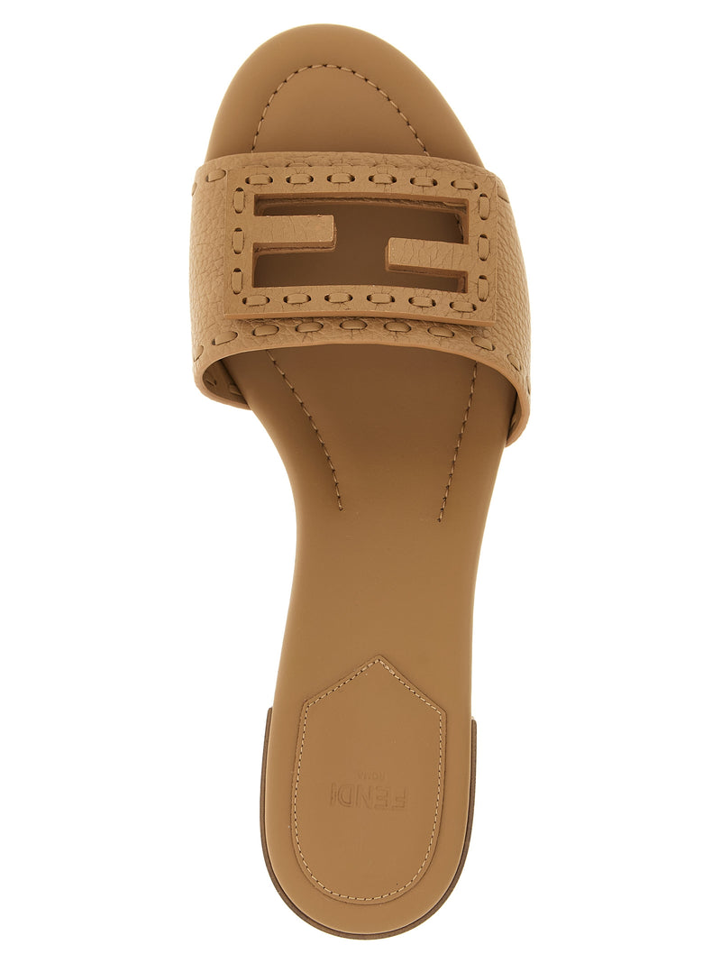 Sandales plates Fendi en cuir de veau beige