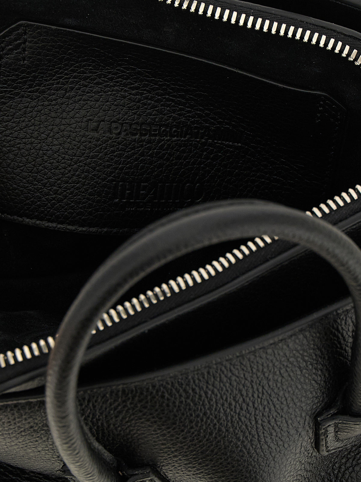 Le sac à main The Attico en cuir de bovin noir