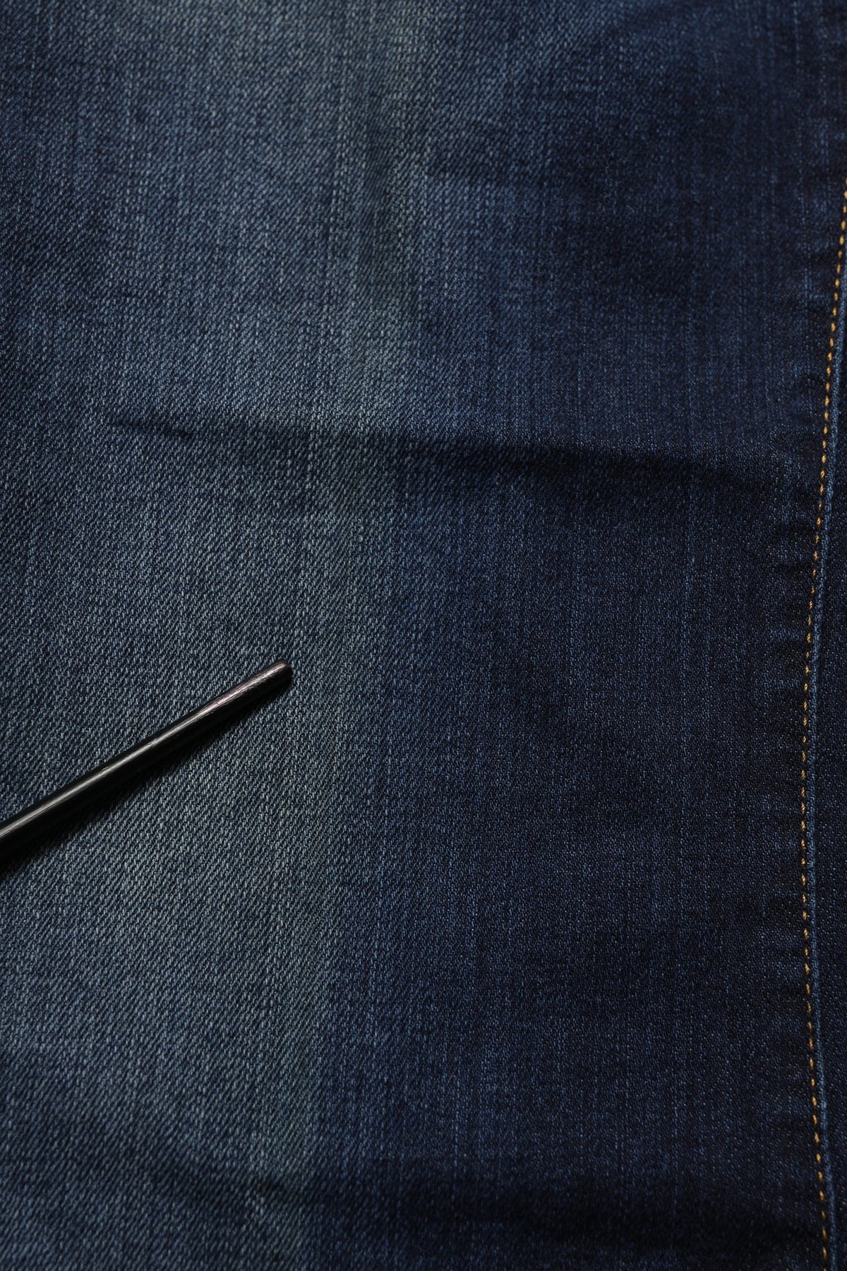Deux femmes dans le jean décontracté évasé taille mi-haute délavé bleu foncé
