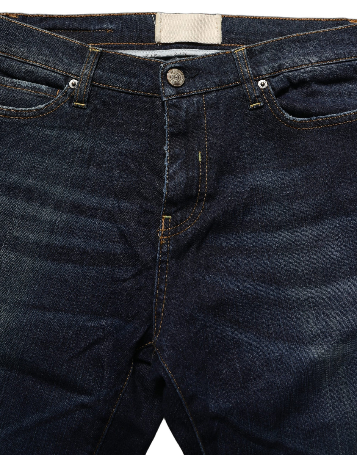 Deux femmes dans le jean décontracté évasé taille mi-haute délavé bleu foncé