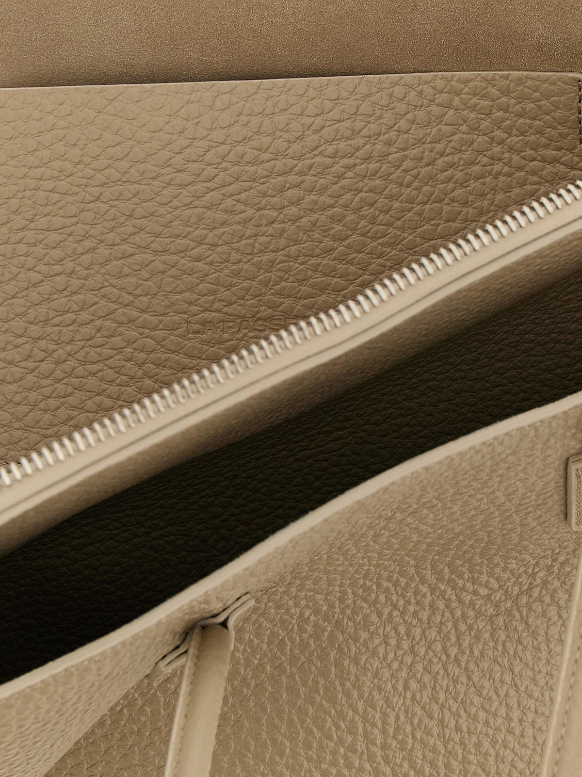 Sac à bandoulière The Attico en cuir de vachette beige