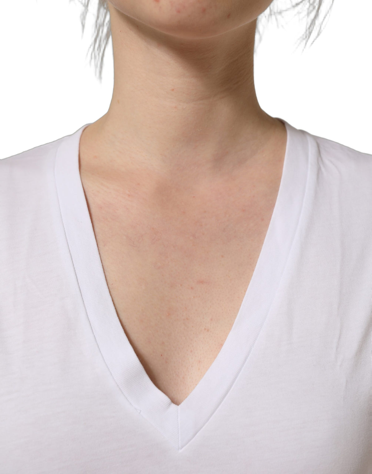 T-shirt blanc en coton à col en V avec logo DG doré Dolce & Gabbana