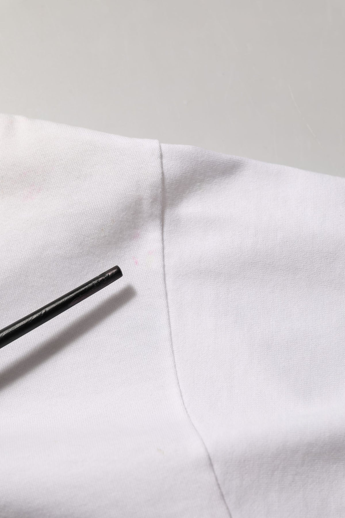 T-shirt Dolce & Gabbana blanc imprimé avec col rond orné de bijoux