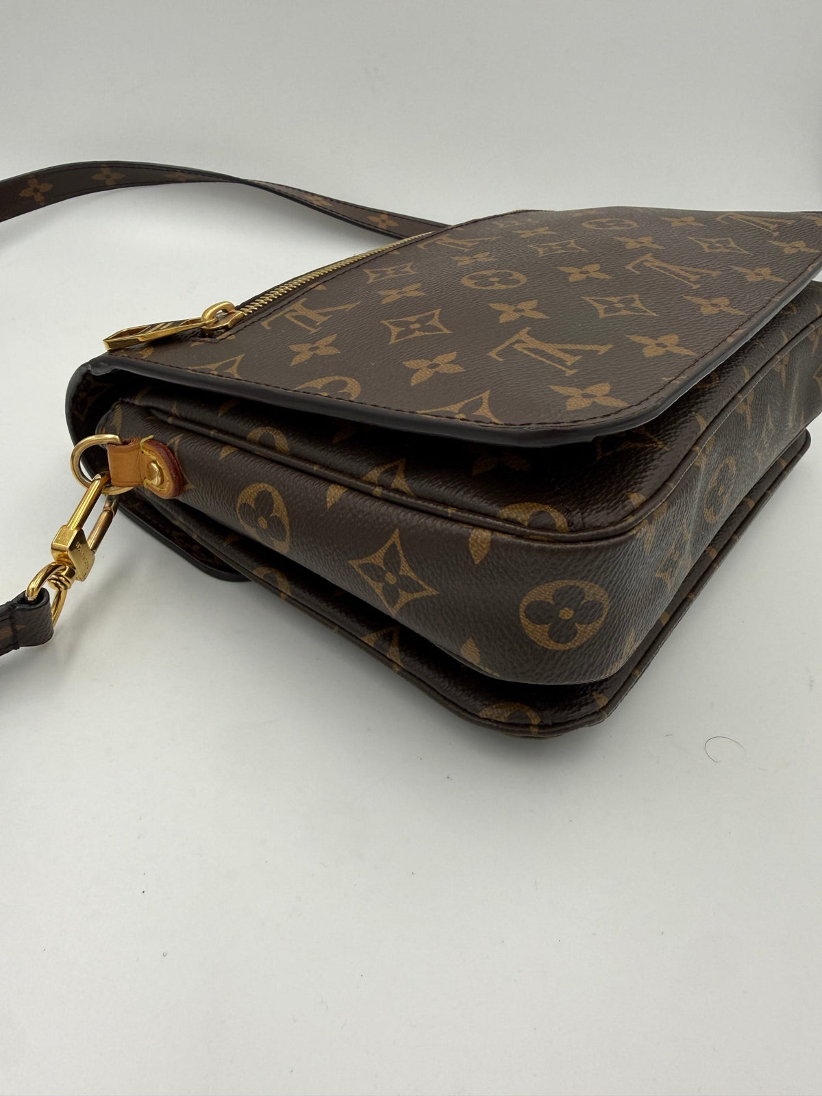 Louis Vuitton LOUIS VUITTON METIS Monogram with Shoulder Strap