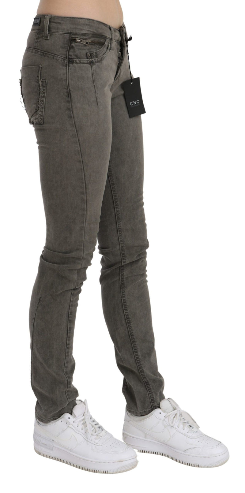 Costume National, jean skinny en coton délavé gris, taille basse.