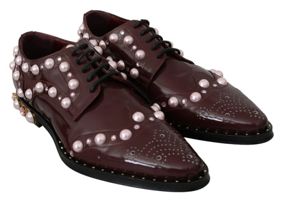 Chaussures habillées en cuir bordeaux ornées de cristaux et de perles de Dolce & Gabbana
