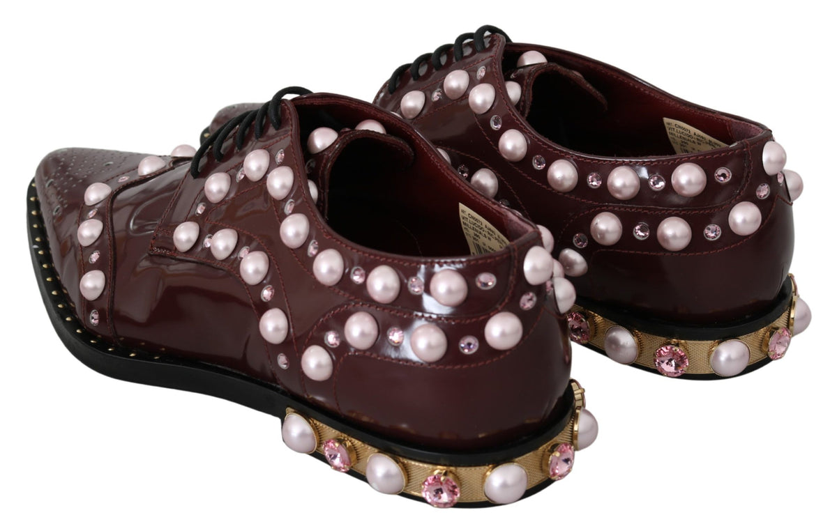Chaussures habillées en cuir bordeaux ornées de cristaux et de perles de Dolce &amp; Gabbana