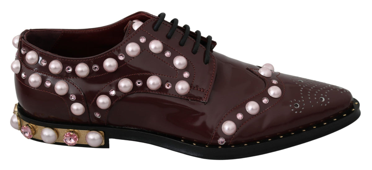Chaussures habillées en cuir bordeaux ornées de cristaux et de perles de Dolce &amp; Gabbana