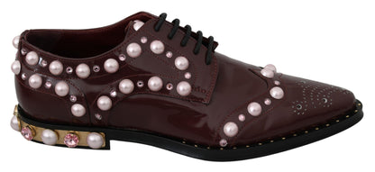 Chaussures habillées en cuir bordeaux ornées de cristaux et de perles de Dolce & Gabbana