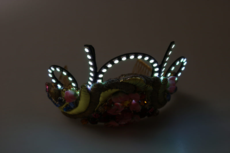 Couronne diadème Dolce &amp; Gabbana en laiton doré avec cristaux floraux et lumières LED